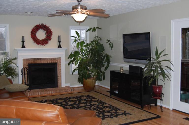 17250 Spates Hill Road Poolesville, MD 20837 - Photo 21 of 27 LOOK @ This Room!