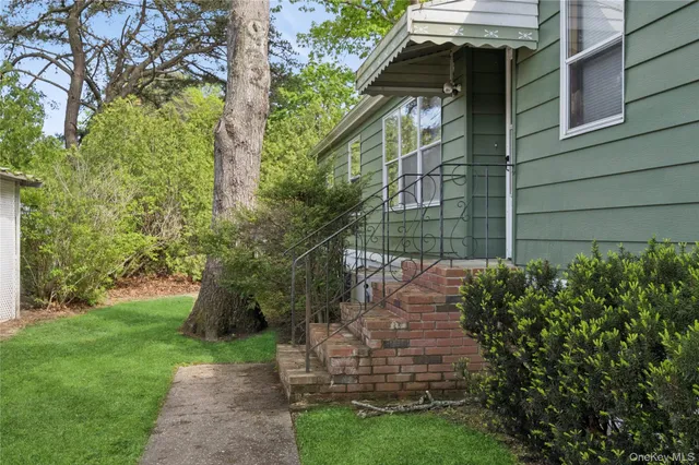 a view of house with a yard