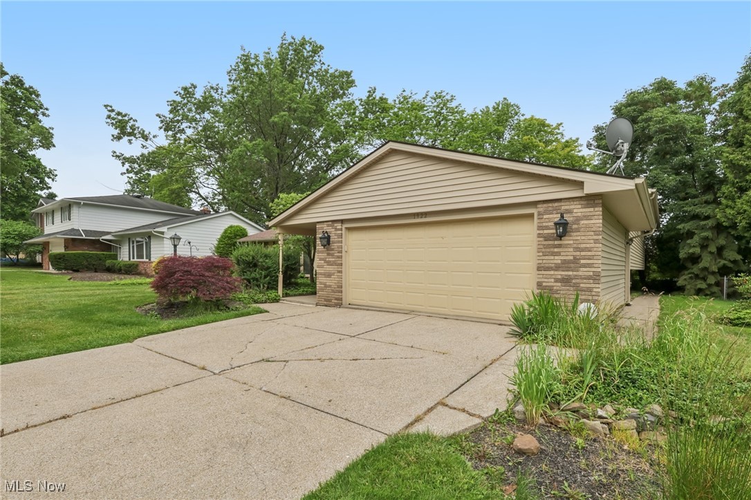 1922 Winchester Road Cleveland, OH 44124 - Photo 2 of 31 Gallery Image 2