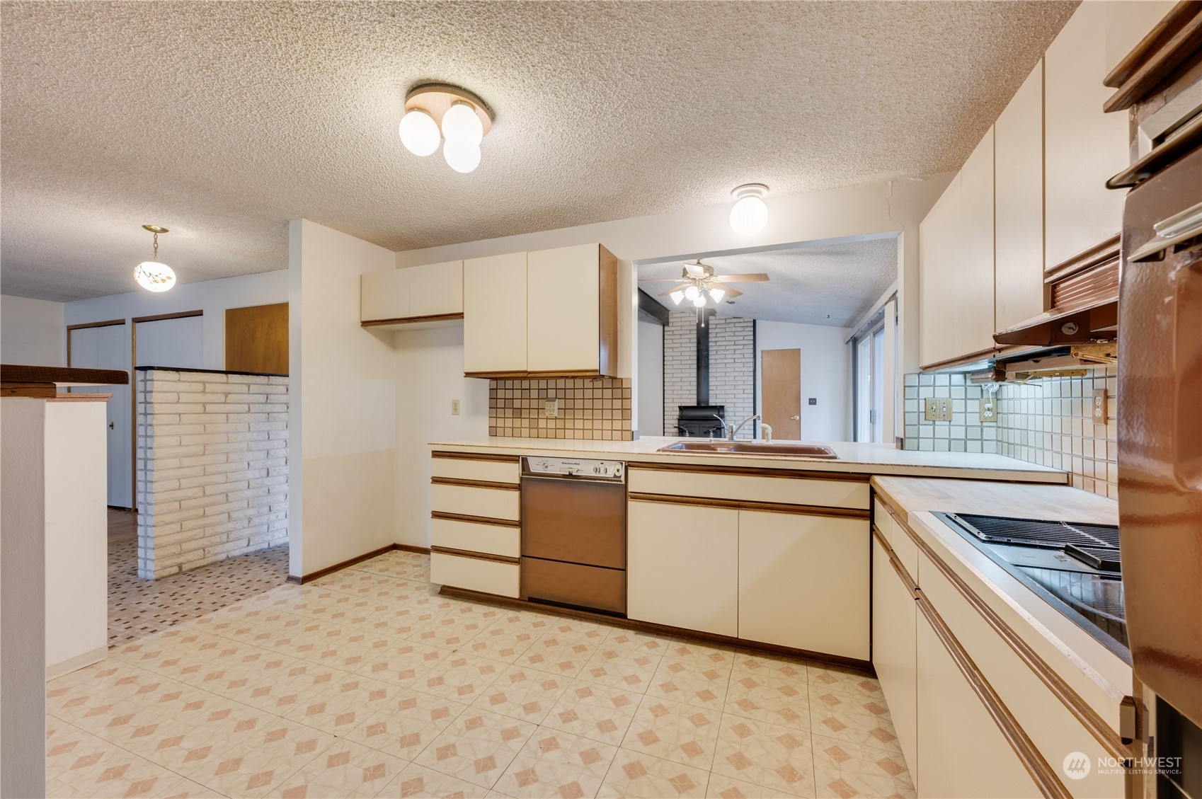 711 15th Street Southwest Edmonds, WA 98020 - Photo 8 of 26 Gallery Image 8
