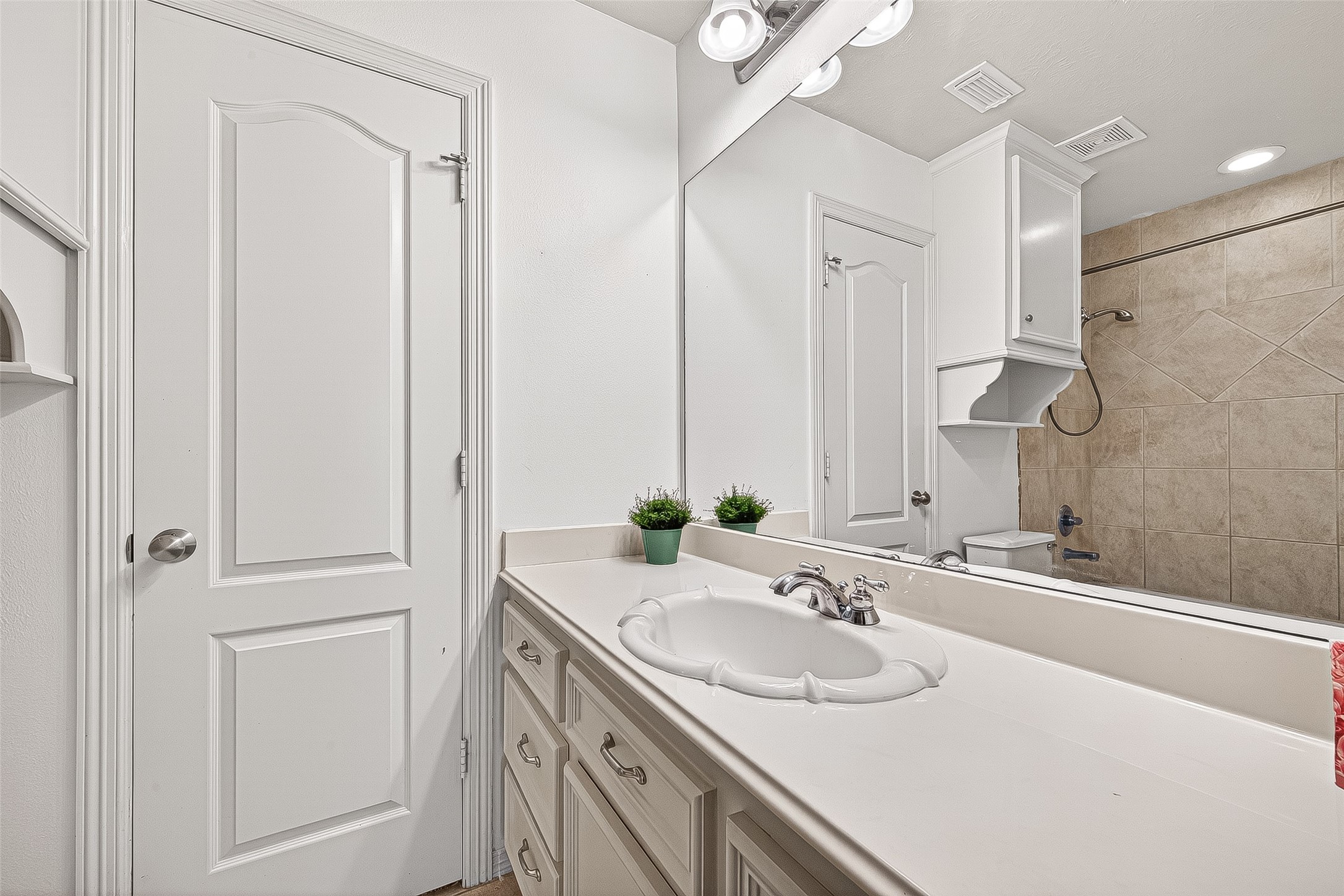 25626 Windy Isle Court Spring, TX 77389 - Photo 26 of 45 The full bathroom adjoining this bedroom.