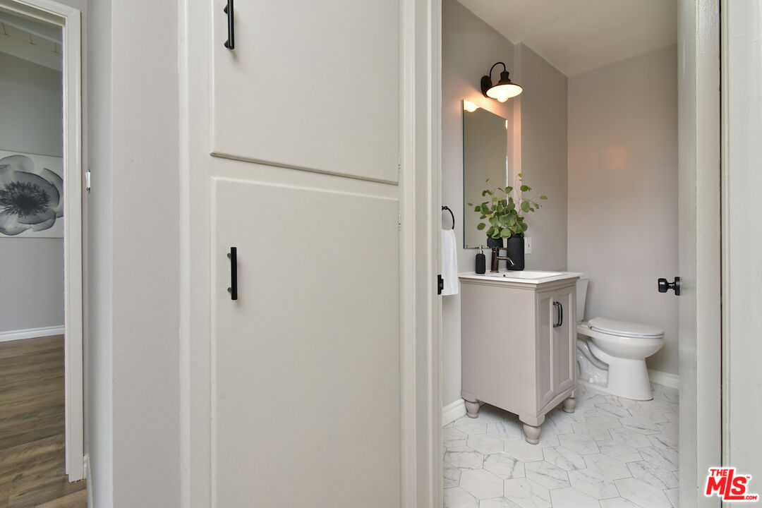 7014 Ramsgate Avenue Los Angeles, CA 90045 - Photo 32 of 41
