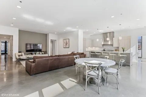 $3,200,000 | 900 West Washington Boulevard, Unit 202, Chicago, IL 60607