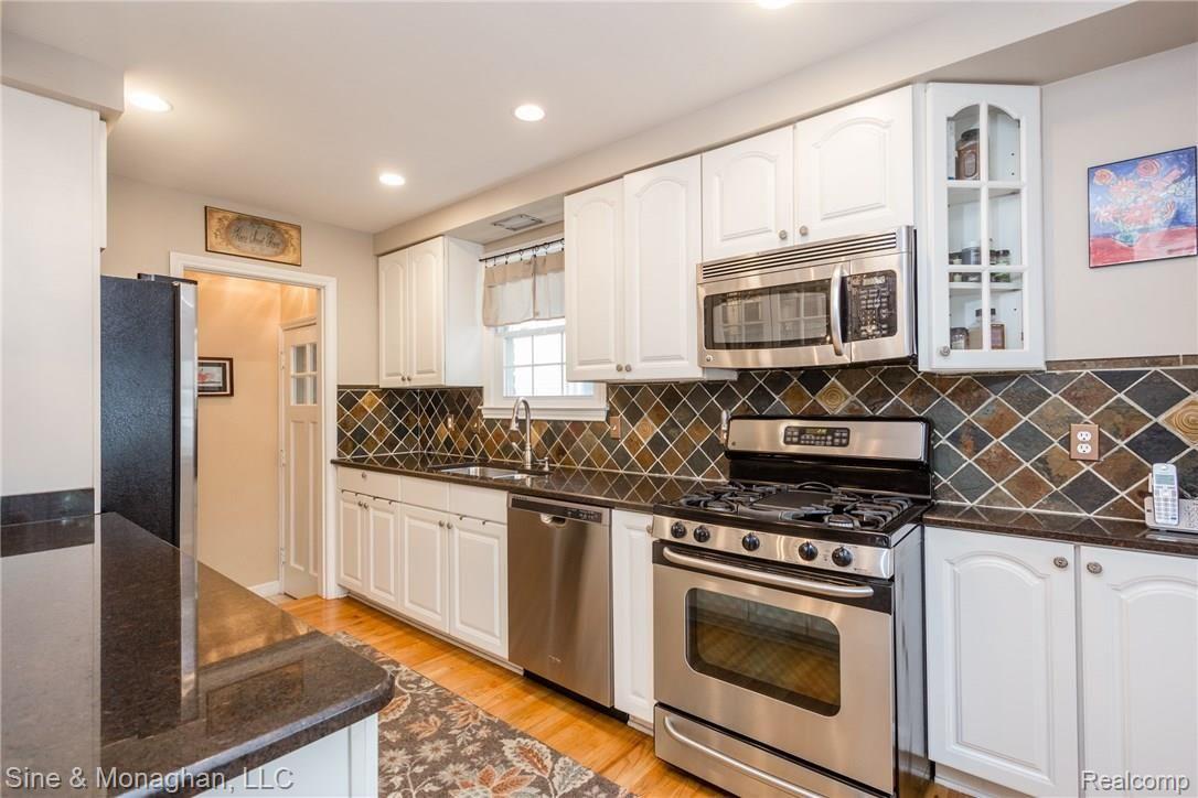 877 Lincoln Road Grosse Pointe, MI 48230 - Photo 8 of 29 877 Lincoln_S020.jpg