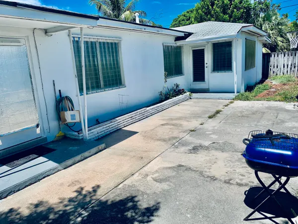 $1,800 | 1420 North Federal Highway, Lake Worth Beach, FL 33460