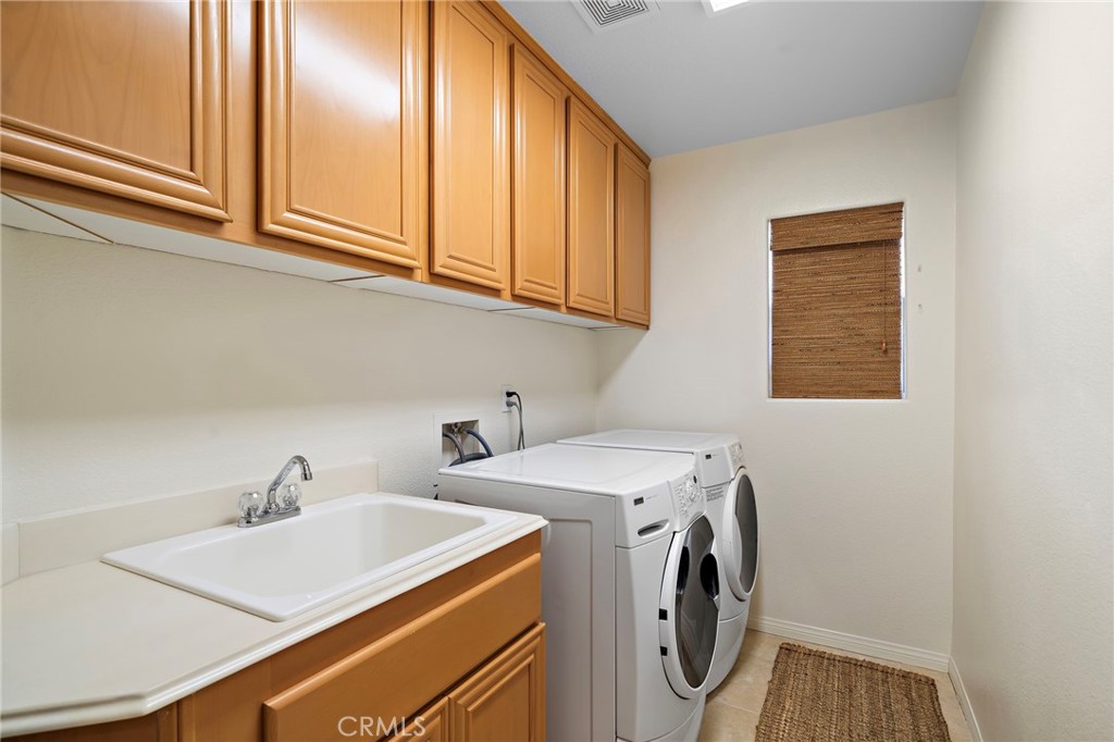 2710 Colorado River Road Blythe, CA 92225 - Photo 28 of 43 a utility room with dryer and washer