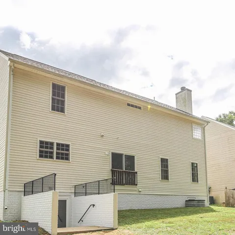 a view of a house with backyard