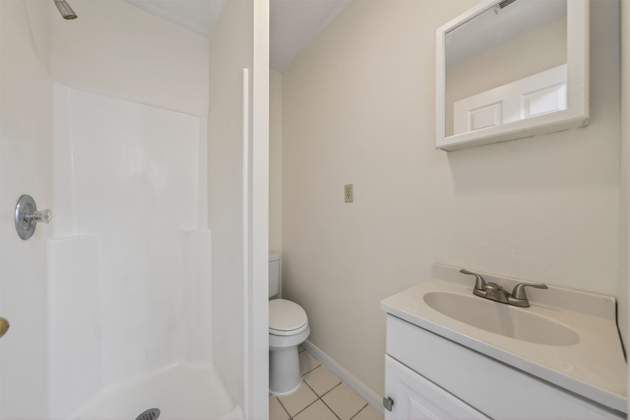 418 Texas Street Tomball, TX 77375 - Photo 26 of 31 Secondary bathroom. (Virtually staged/AI enhanced). Image does not represent actual property as is.