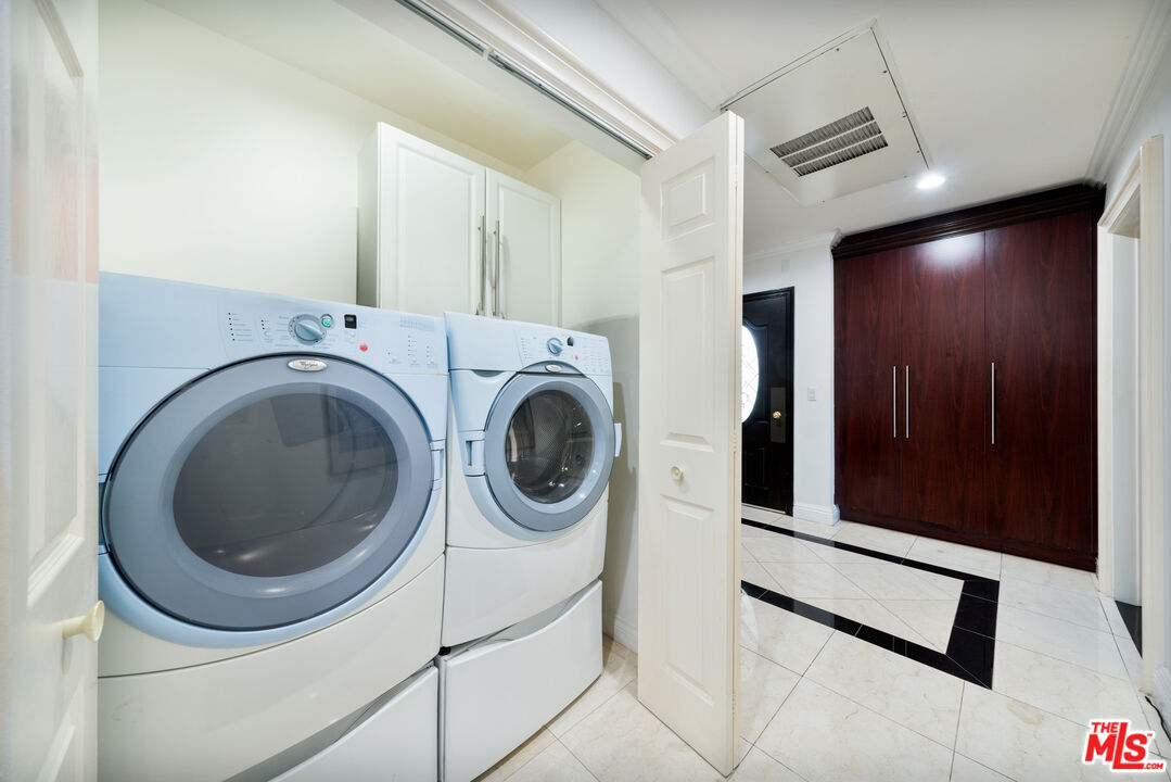 1043 South Kenmore Avenue, Unit 201 Los Angeles, CA 90006 - Photo 14 of 20 a utility room with dryer and washer