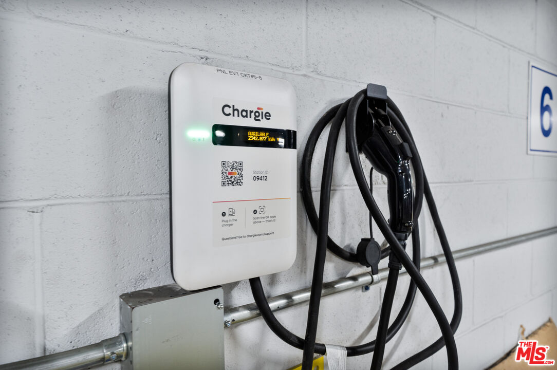 1043 South Kenmore Avenue, Unit 201 Los Angeles, CA 90006 - Photo 19 of 20 a view of walk in closet