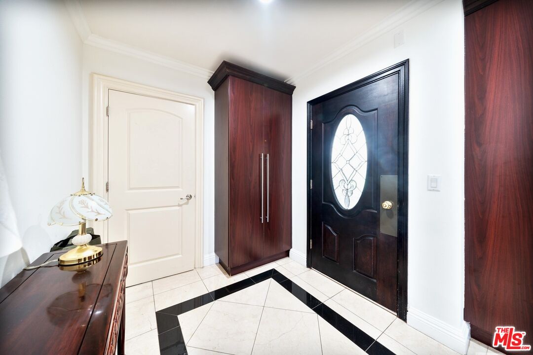1043 South Kenmore Avenue, Unit 201 Los Angeles, CA 90006 - Photo 3 of 20 a view of living room