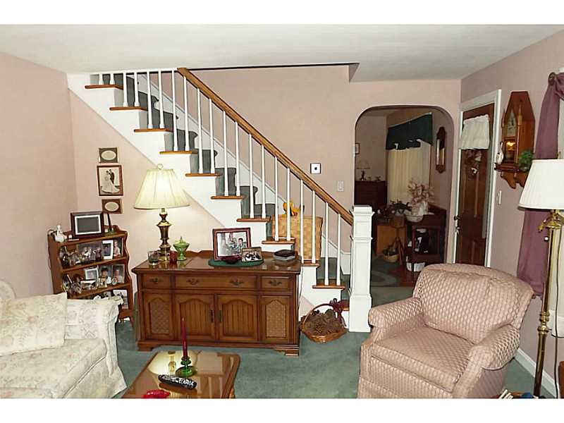 237 Harris Road Smithfield, RI 02917 - Photo 6 of 24 Living Room.
