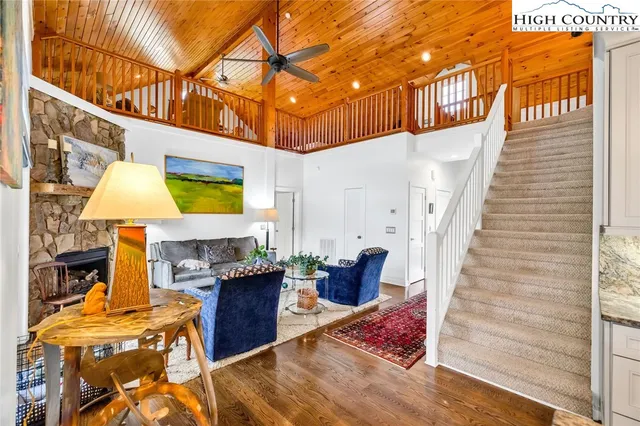 a view of entryway and kitchen
