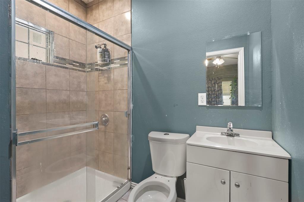 1556 John Wayne Road Kaufman, TX 75142 - Photo 14 of 33 a bathroom with a sink toilet and shower