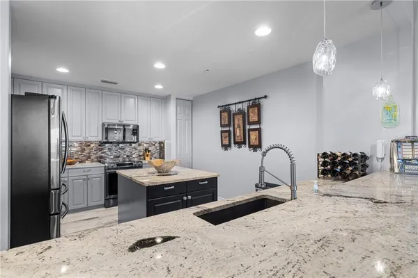 a view of a house with backyard