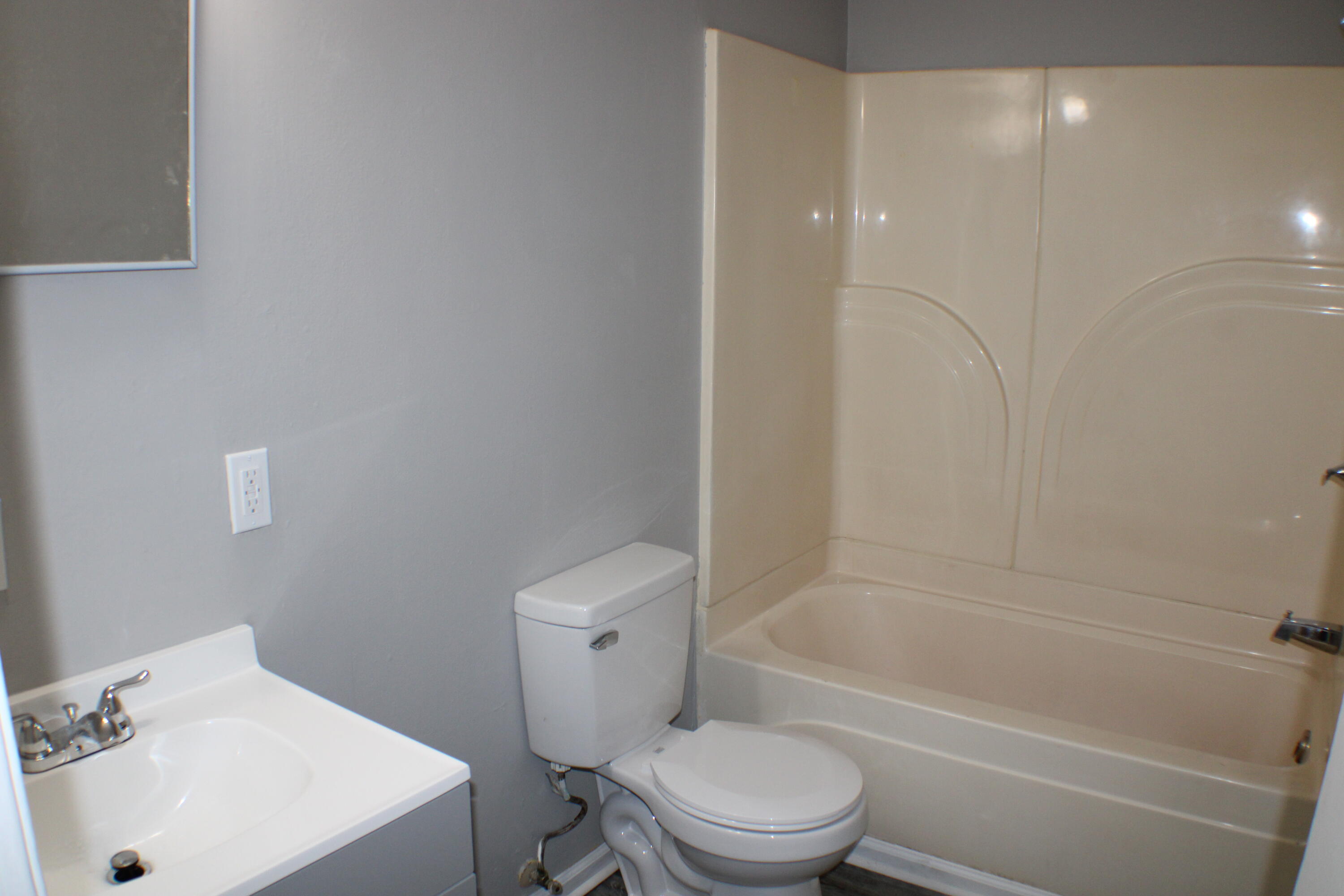 114 East Rochester Avenue Middlesboro, KY 40965 - Photo 8 of 14 IMG_2201