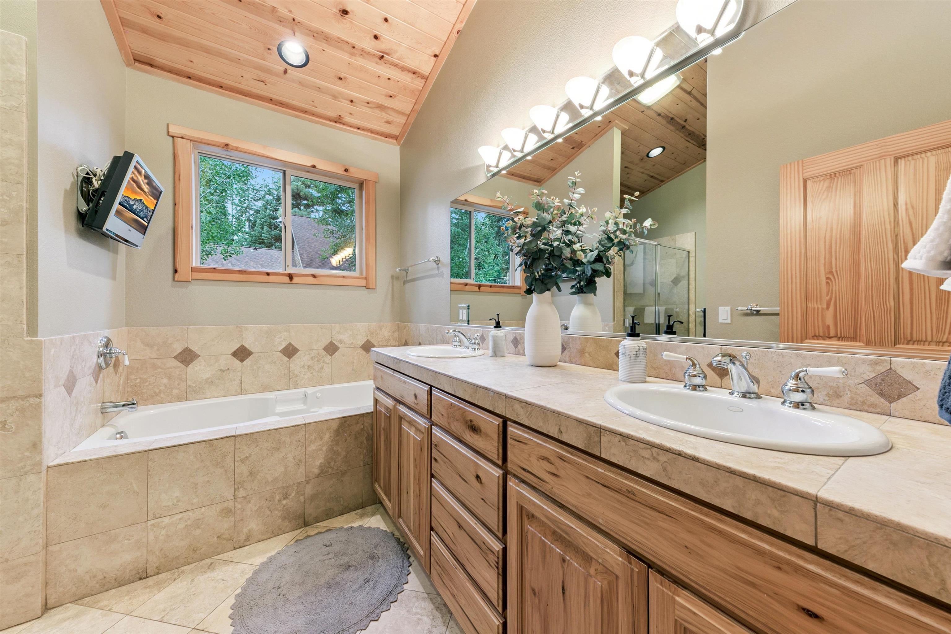 11781 Chamonix Road Truckee, CA 96161 - Photo 12 of 28 Gallery Image 12