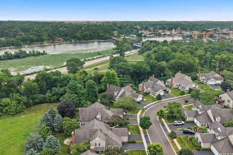 $450,000 | 232 Sedgewick Circle, St. Charles, IL 60174