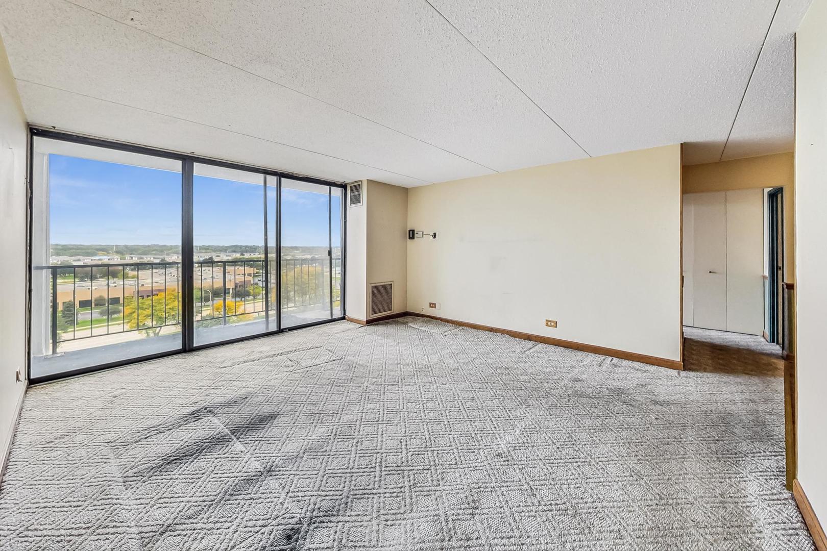 2005 South Finley Road, Unit 910 Lombard, IL 60148 - Photo 8 of 30 a view of an empty room with a window