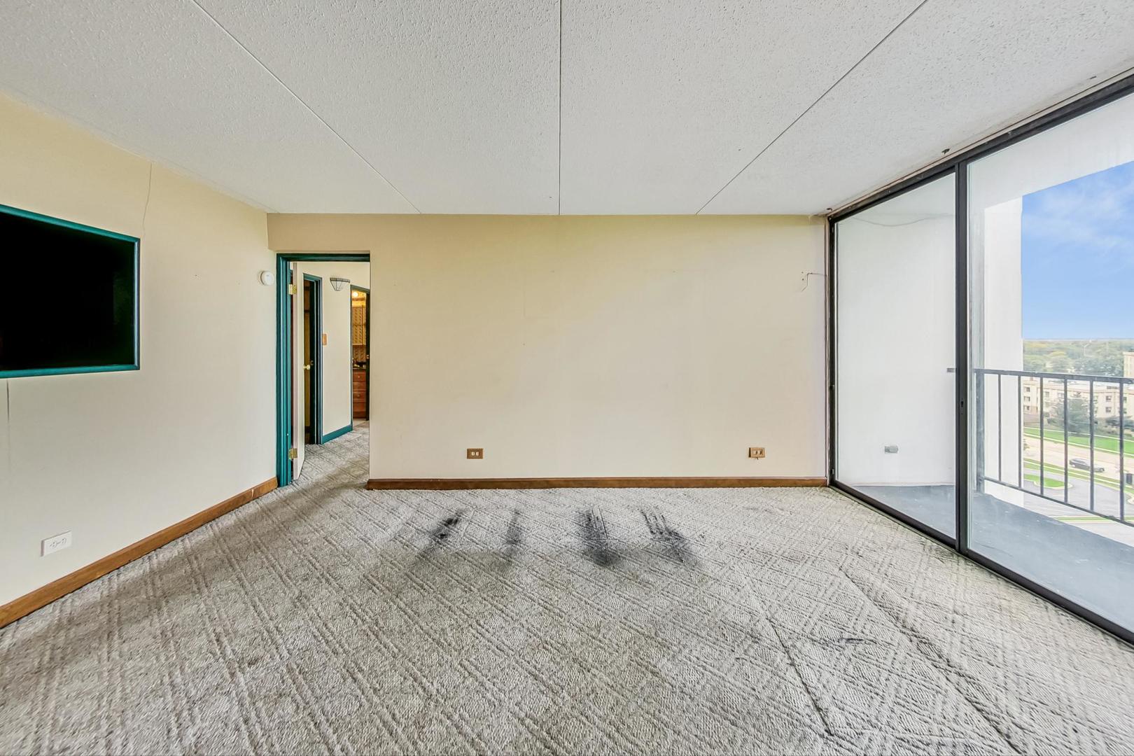 2005 South Finley Road, Unit 910 Lombard, IL 60148 - Photo 9 of 30 a view of an empty room with a window