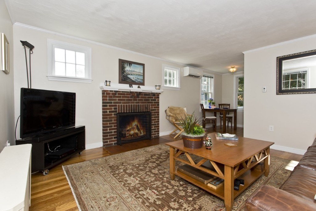 92 Crest Road Lynnfield, MA 01940 - Photo 5 of 24 Gallery Image 5