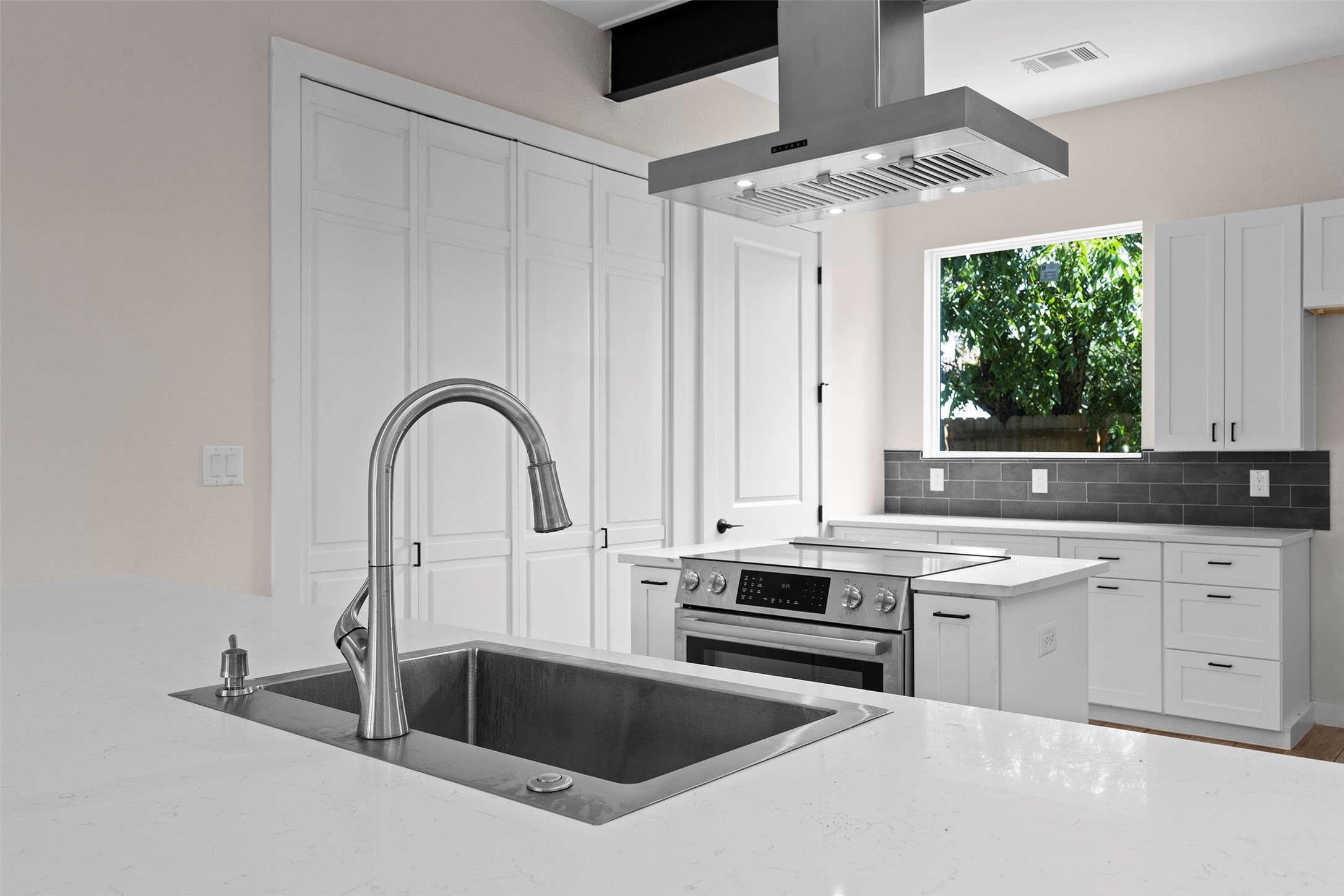 3613 Munson Street Austin, TX 78721 - Photo 9 of 36