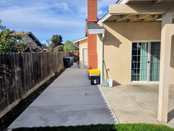a view of a backyard