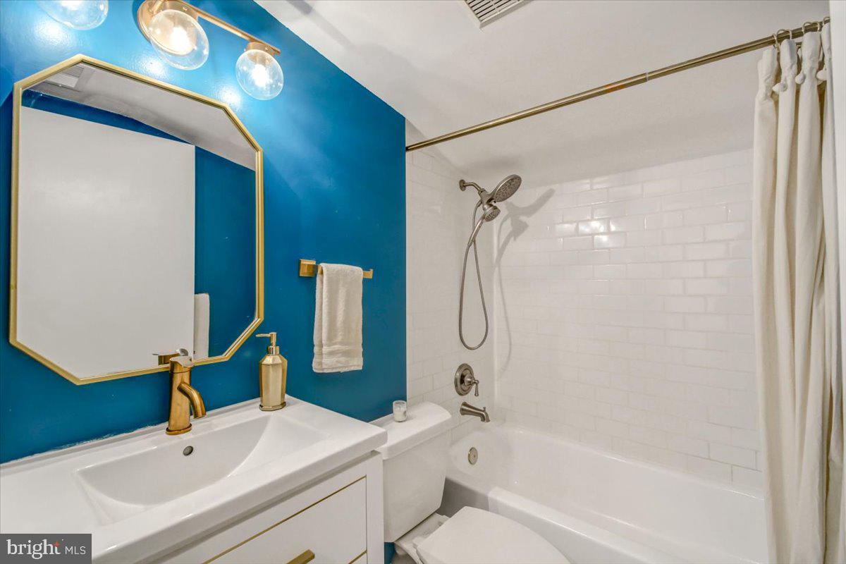 4 Steuart Lane Edgewater, MD 21037 - Photo 27 of 41 Upstairs Bathroom recently updated.