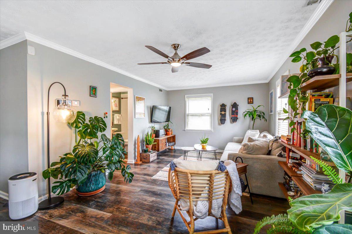 4 Steuart Lane Edgewater, MD 21037 - Photo 8 of 41 Cozy living room is great for entertaining.