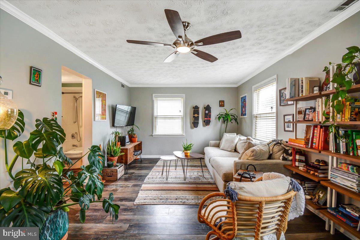4 Steuart Lane Edgewater, MD 21037 - Photo 10 of 41 Fan in Livingroom for extra light and circulation!