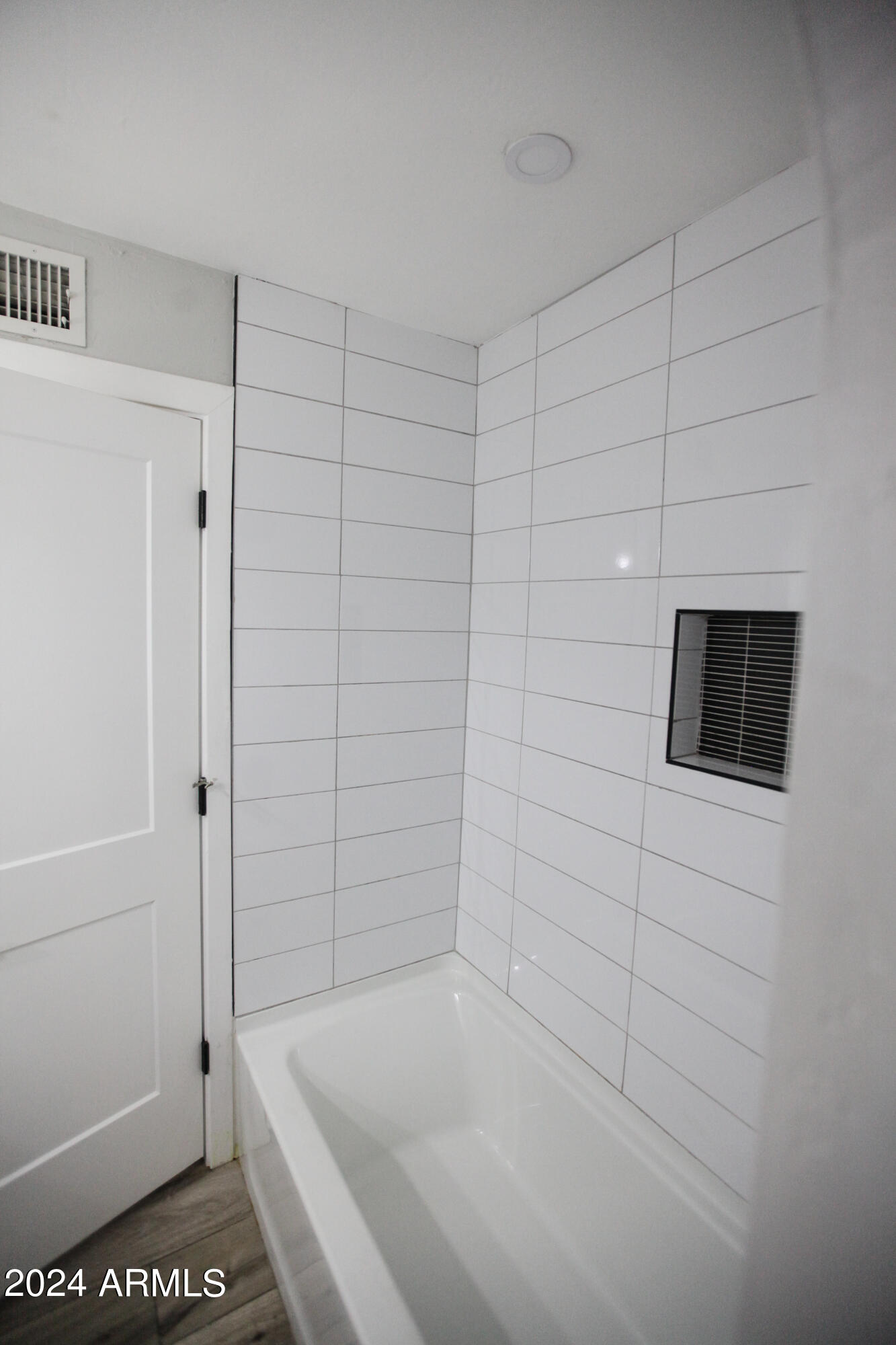 3002 North 32nd Street, Unit 19 Phoenix, AZ 85018 - Photo 21 of 26 a bathroom with a shower and a bathtub