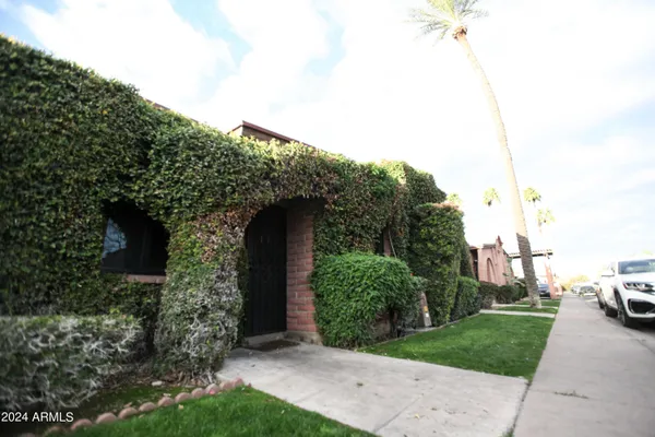 a view of a house with a backyard