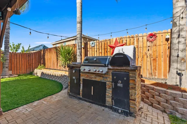 a view of a house with backyard