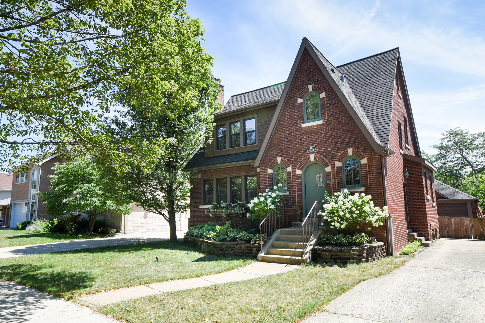 417 Shenstone Road Riverside, IL 60546 - Photo 2 of 47