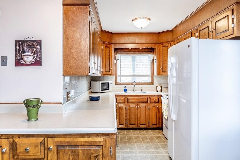 866 Riverside Drive Methuen, MA 01844 - Photo 4 of 40