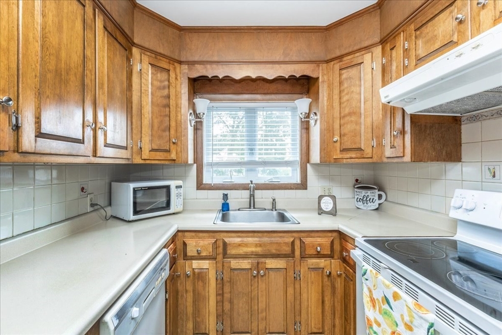 866 Riverside Drive Methuen, MA 01844 - Photo 5 of 40