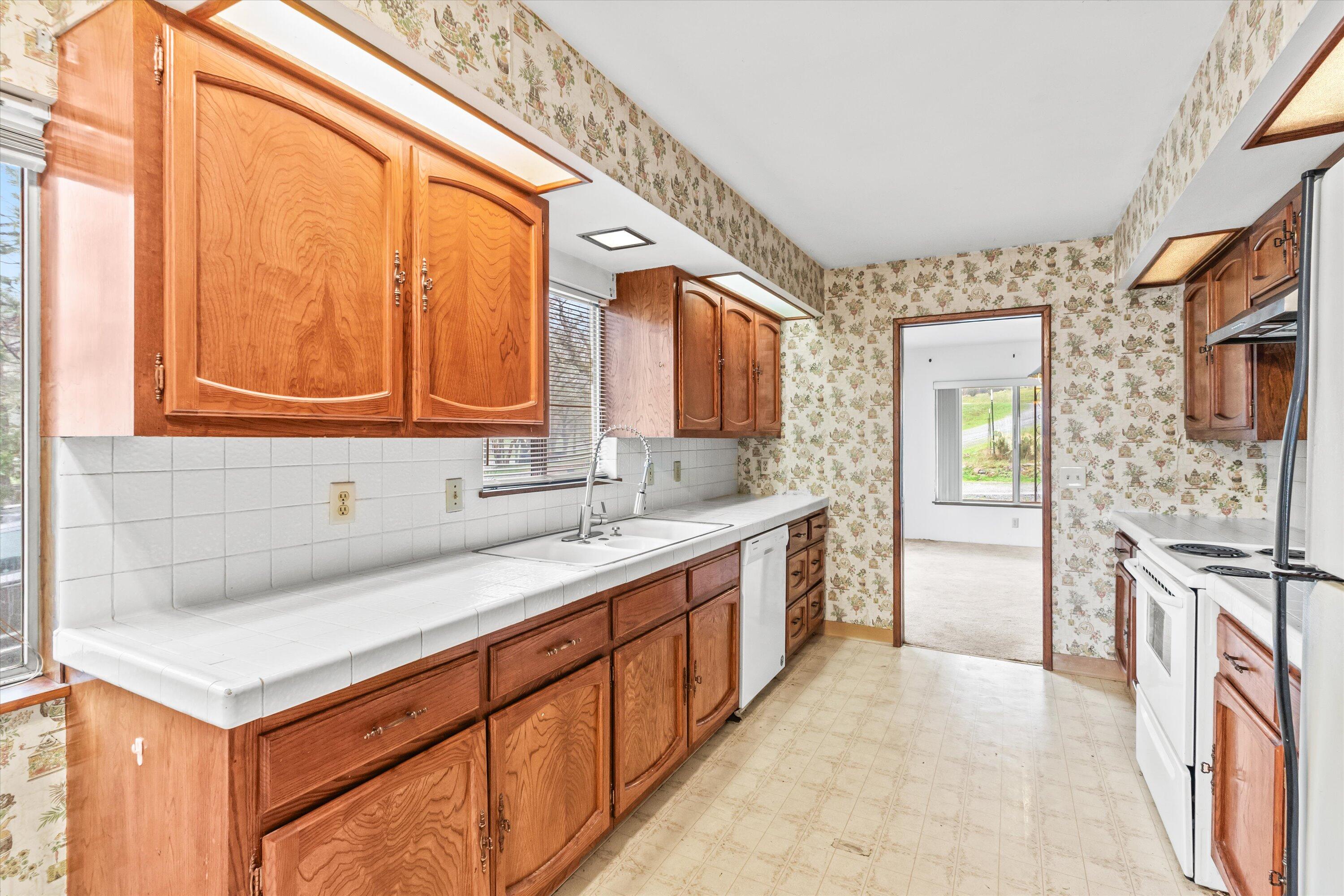 2872 Wards Creek Road Rogue River, OR 97537 - Photo 11 of 37 Kitchen 2