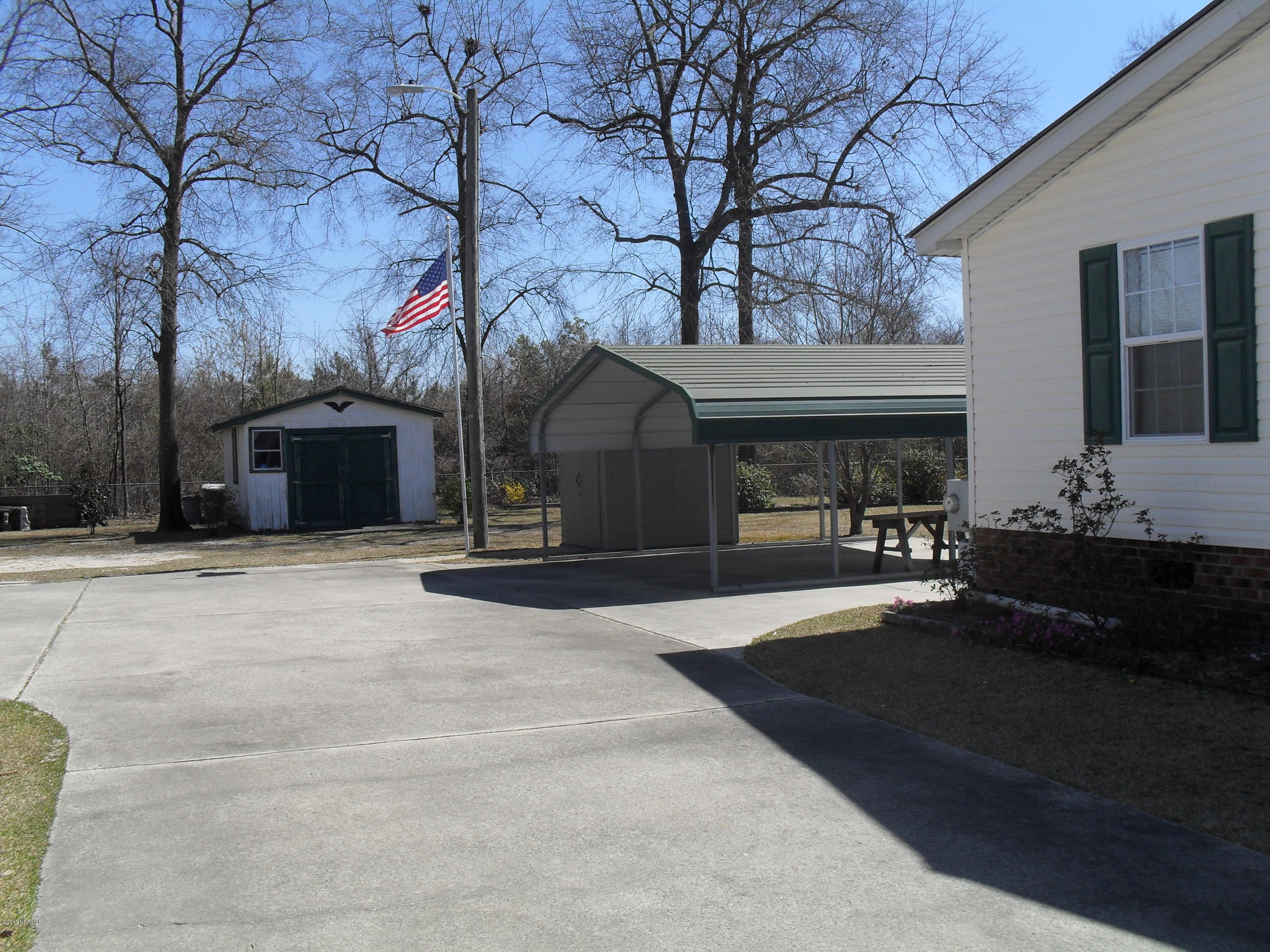 1935 Neuse Road Kinston, NC 28501 - Photo 6 of 18 Driveway