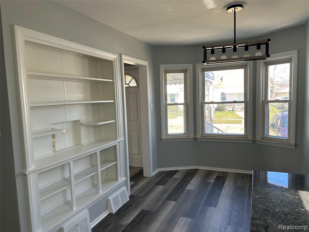 7546 Sterling Street Center Line, MI 48015 - Photo 4 of 29