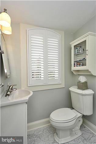 12 East Bishops Road Baltimore, MD 21218 - Photo 21 of 30 Bath