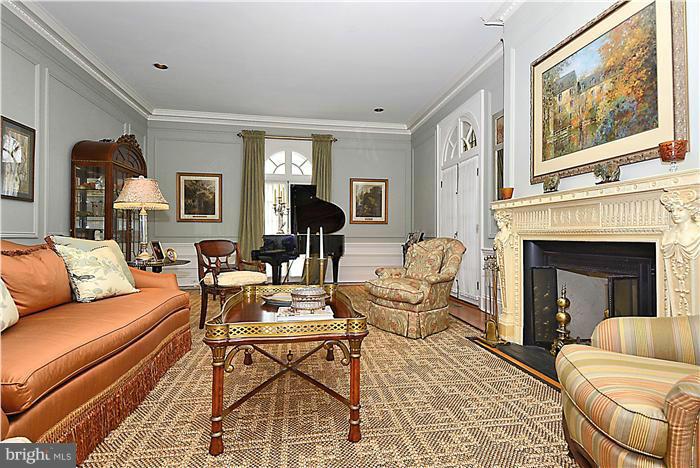 12 East Bishops Road Baltimore, MD 21218 - Photo 7 of 30 Living Room