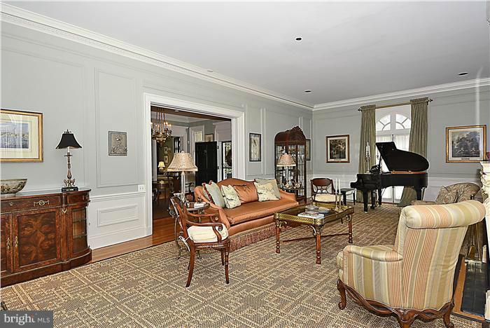 12 East Bishops Road Baltimore, MD 21218 - Photo 8 of 30 Living Room