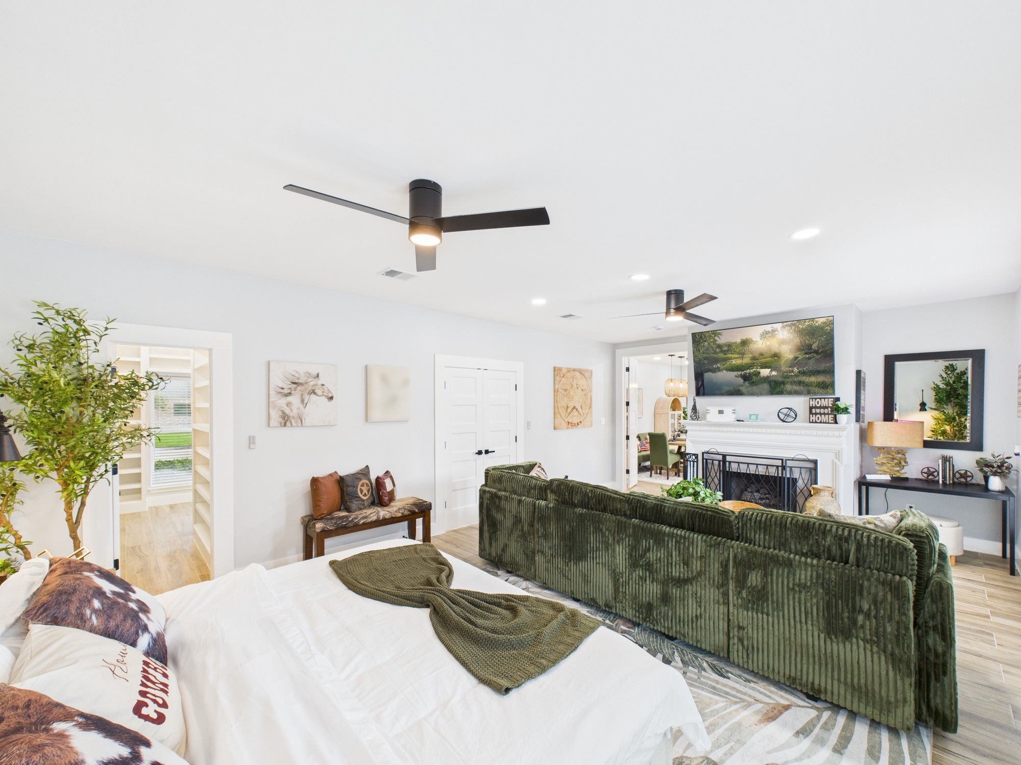 5430 Havenwoods Drive Houston, TX 77066 - Photo 20 of 50 a living room with furniture and a flat screen tv