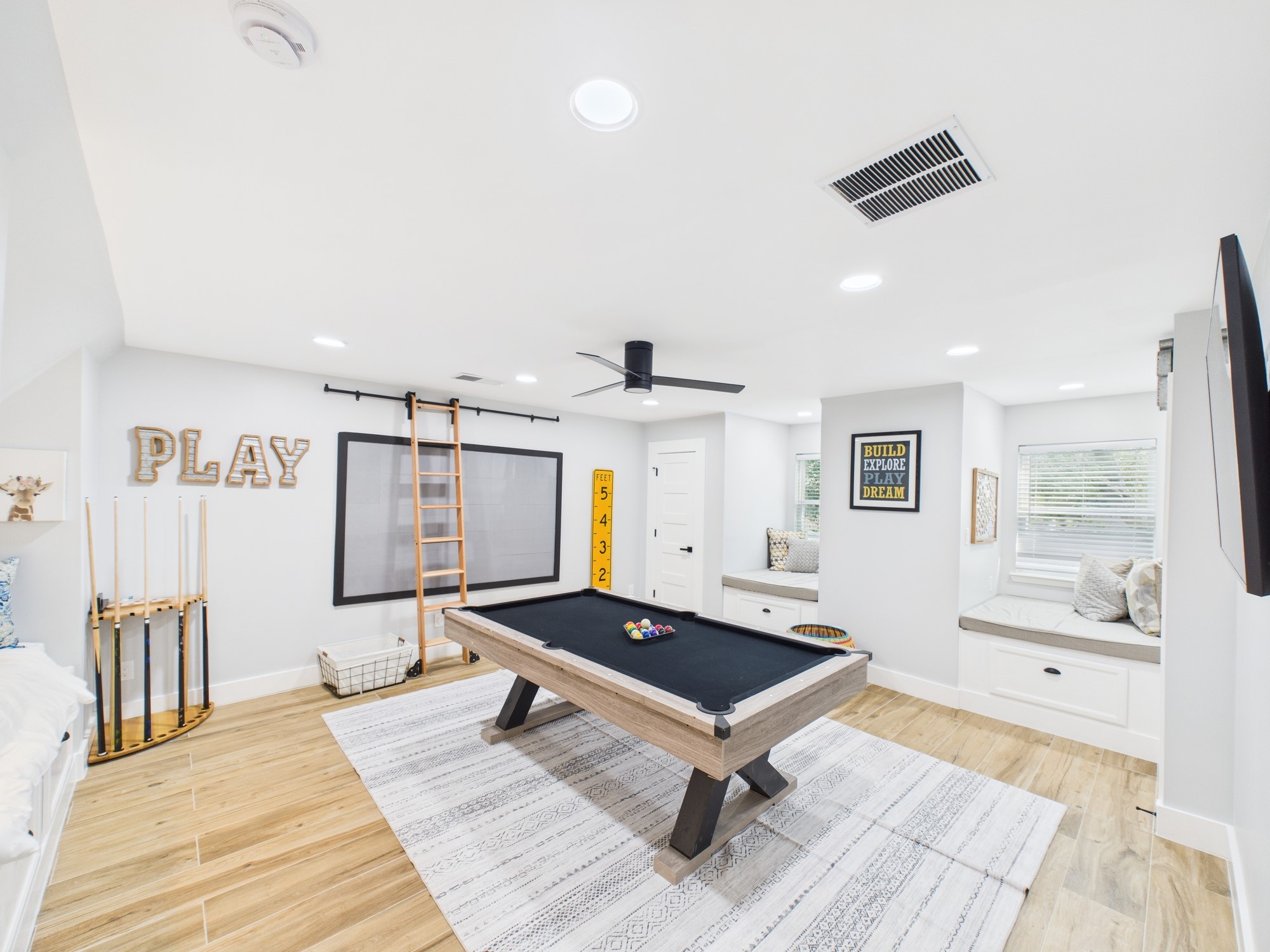 5430 Havenwoods Drive Houston, TX 77066 - Photo 27 of 50 a living room with furniture a rug and kitchen view