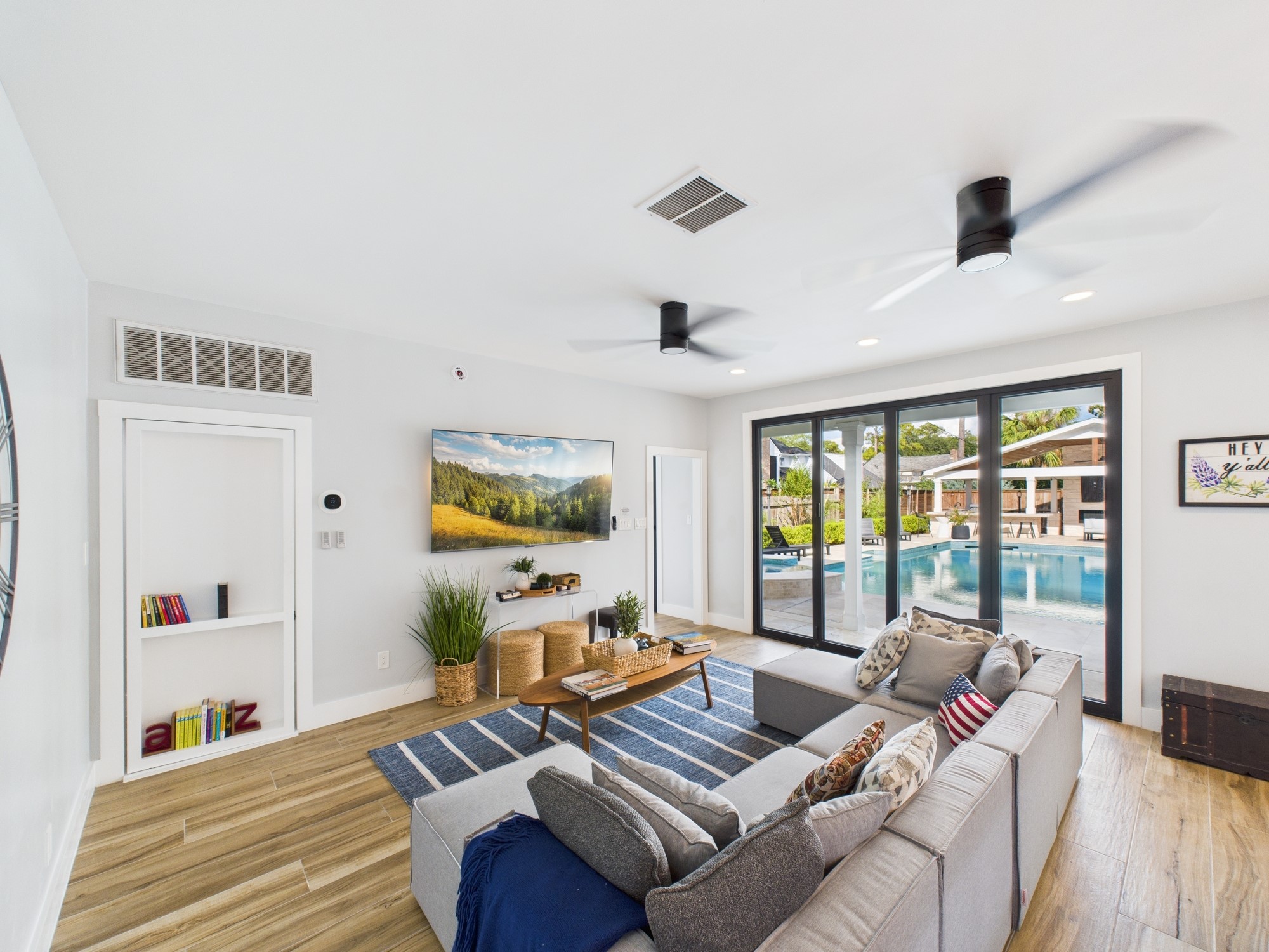 5430 Havenwoods Drive Houston, TX 77066 - Photo 41 of 50 a living room with furniture and a large window