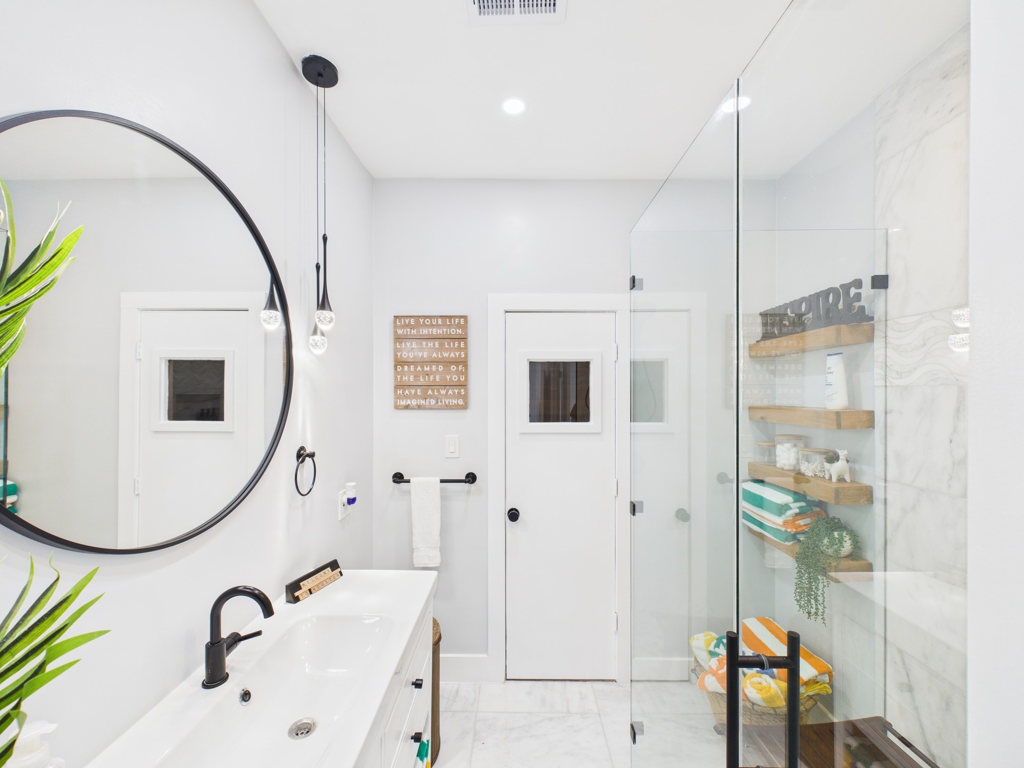 5430 Havenwoods Drive Houston, TX 77066 - Photo 43 of 50 a bathroom with a sink a mirror and a shower