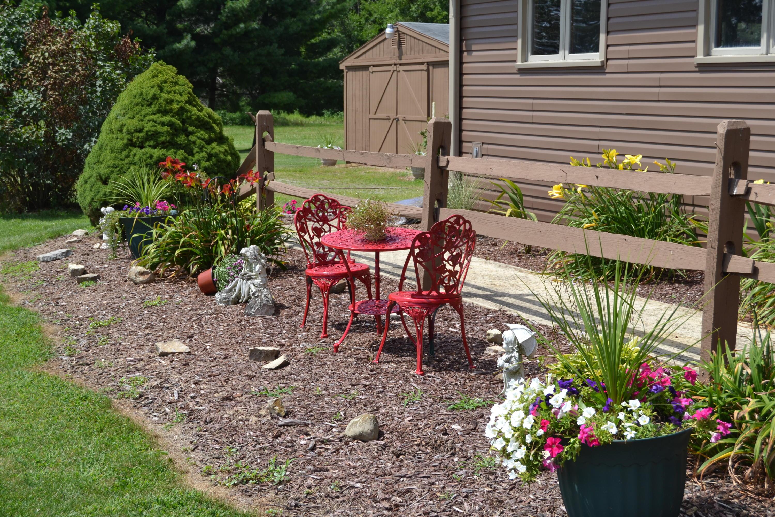 9000 Welsh Road Radnor, OH 43066 - Photo 18 of 28 LOVELY landscaping surrounds this home!