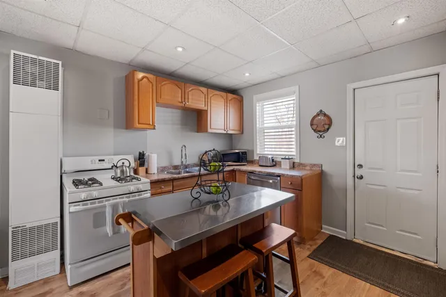 $1,999 | 792 Grove Street, Unit 3, Manchester, NH 03103