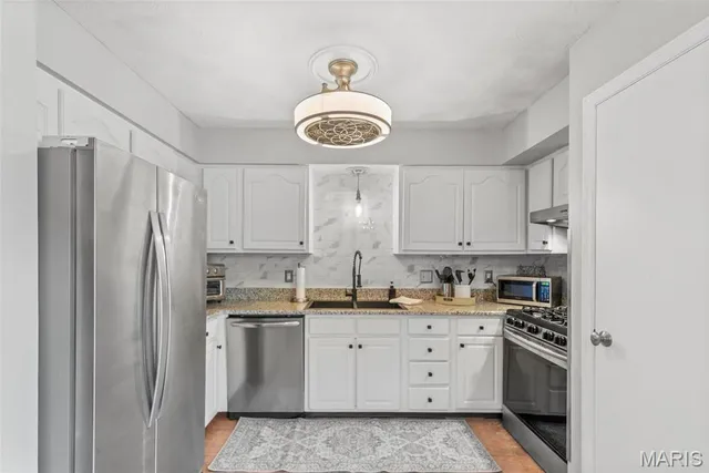 $329,000 | 407 Tulsa Avenue, Ballwin, MO 63021