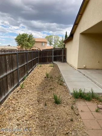 a view of a backyard
